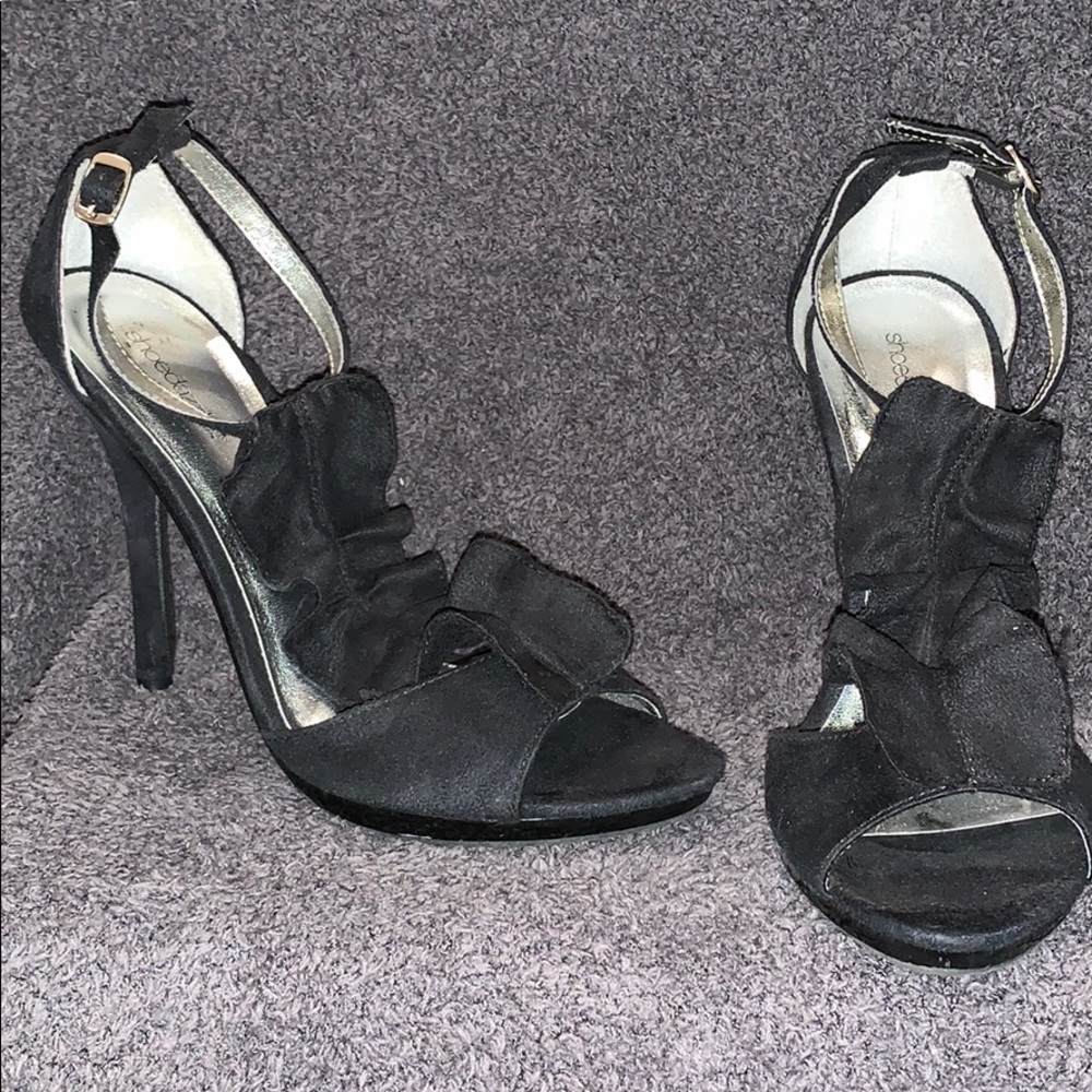 🌟SALE🌟 
Suede Ruffle Heels